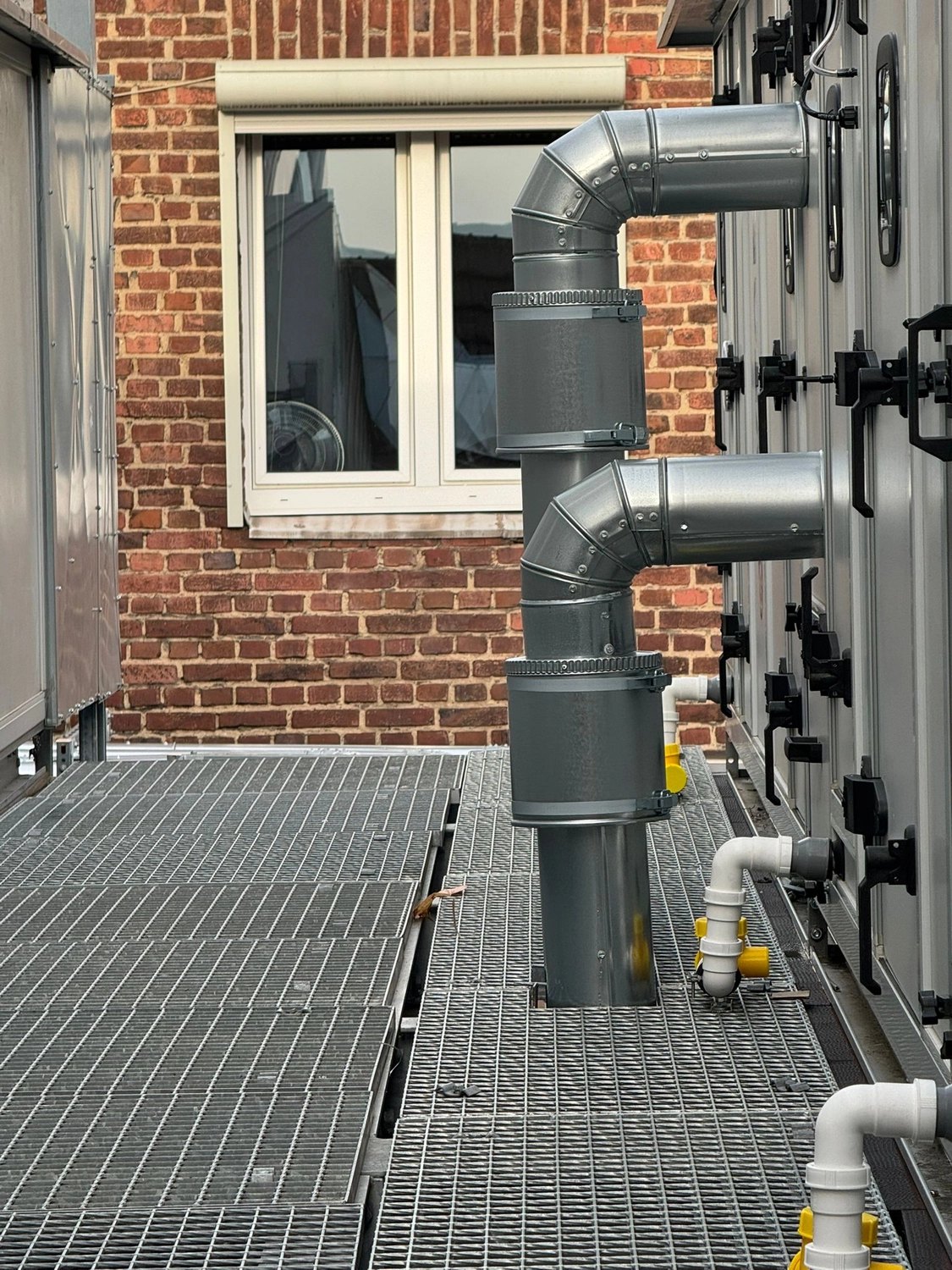 Lajqi & Söhne GmbH - Brandschutz Asbestsanierung Isolierung - Diamantkernbohren, ein Verfahren zur Herstellung präziser, perfekt runder Löcher in harten Materialien wie Beton, Asphalt oder Ziegeln.