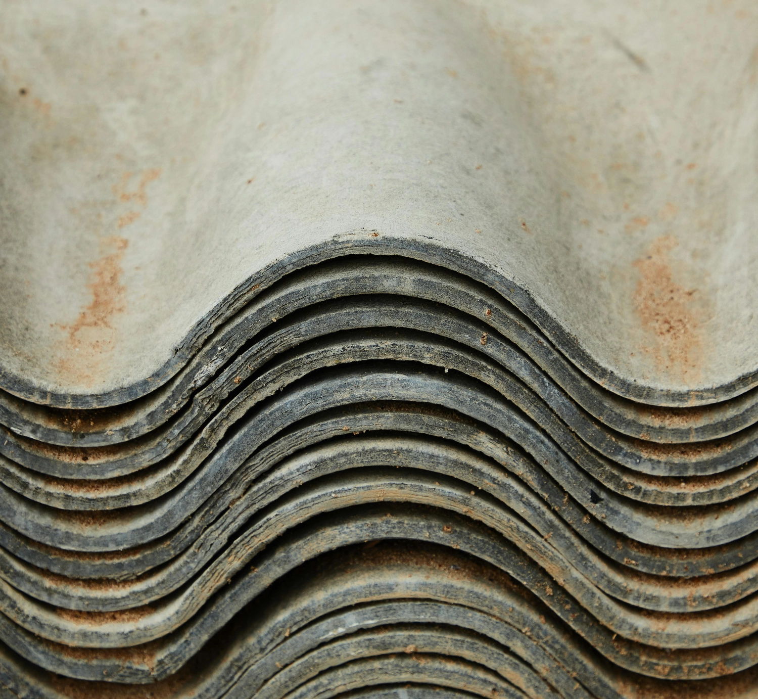 Lajqi & Söhne GmbH – Brandschutz Asbestsanierung Isolierung – eine komplexe Betontreppe im Bau, wahrscheinlich Teil eines modernen Architekturprojekts